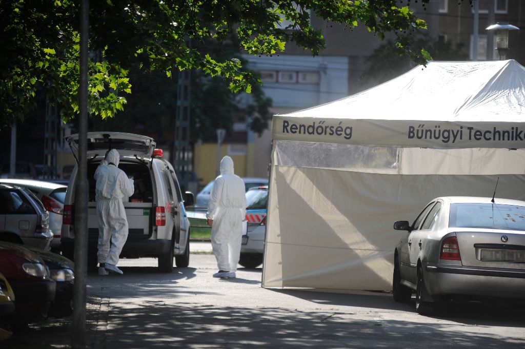 Budapest, 2016. május 21. Helyszínelõk dolgoznak 2016. május 21-én a XV. kerületi Nyírpalota utcában, ahol karjában másfél éves kislányával ugrott ki egy nõ egy emeltes ház 16. szintjérõl. Mindketten életüket vesztették. MTI Fotó: Mihádák Zoltán