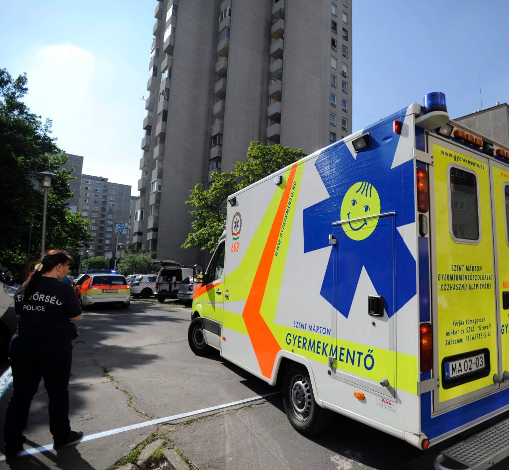 Budapest, 2016. május 21. Helyszínelõk dolgoznak 2016. május 21-én a XV. kerületi Nyírpalota utcában, ahol karjában másfél éves kislányával ugrott ki egy nõ egy emeltes ház 16. szintjérõl. Mindketten életüket vesztették. MTI Fotó: Mihádák Zoltán