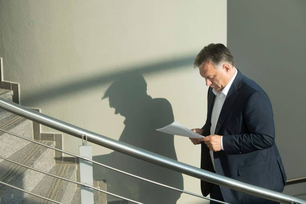 Budapest, 2016. május 20. Orbán Viktor miniszterelnök érkezik a Kossuth Rádió stúdiójába, ahol interjút adott a 180 perc címû mûsornak 2016. május 20-án. MTI Fotó: Koszticsák Szilárd