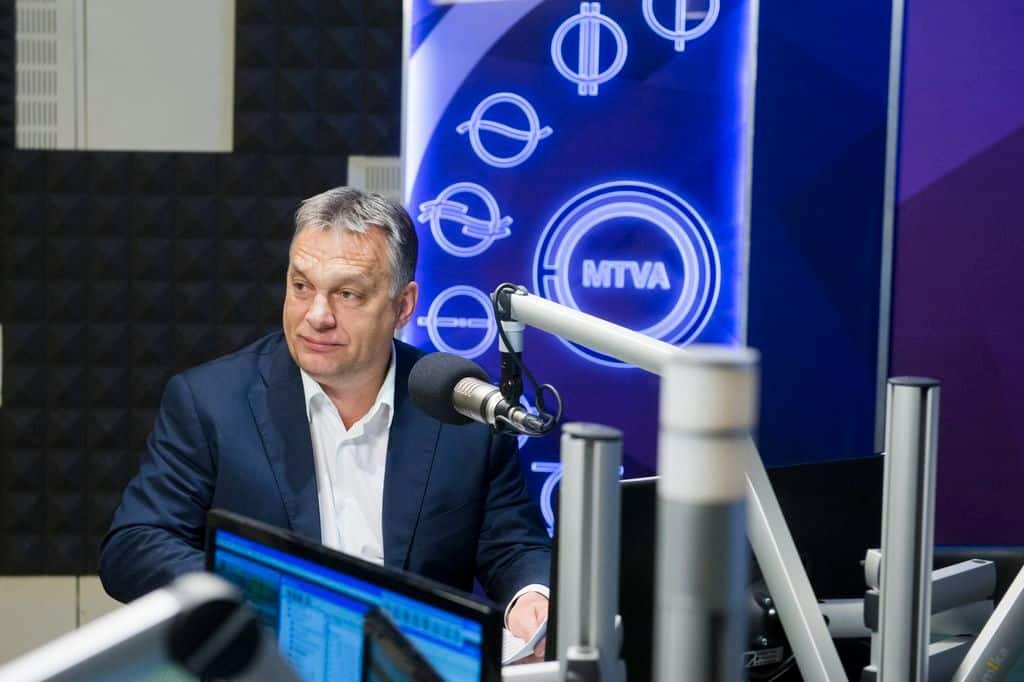 Budapest, 2016. május 20. Orbán Viktor miniszterelnök a Kossuth Rádió stúdiójában, ahol interjút a 180 perc címû mûsornak 2016. május 20-án. MTI Fotó: Koszticsák Szilárd