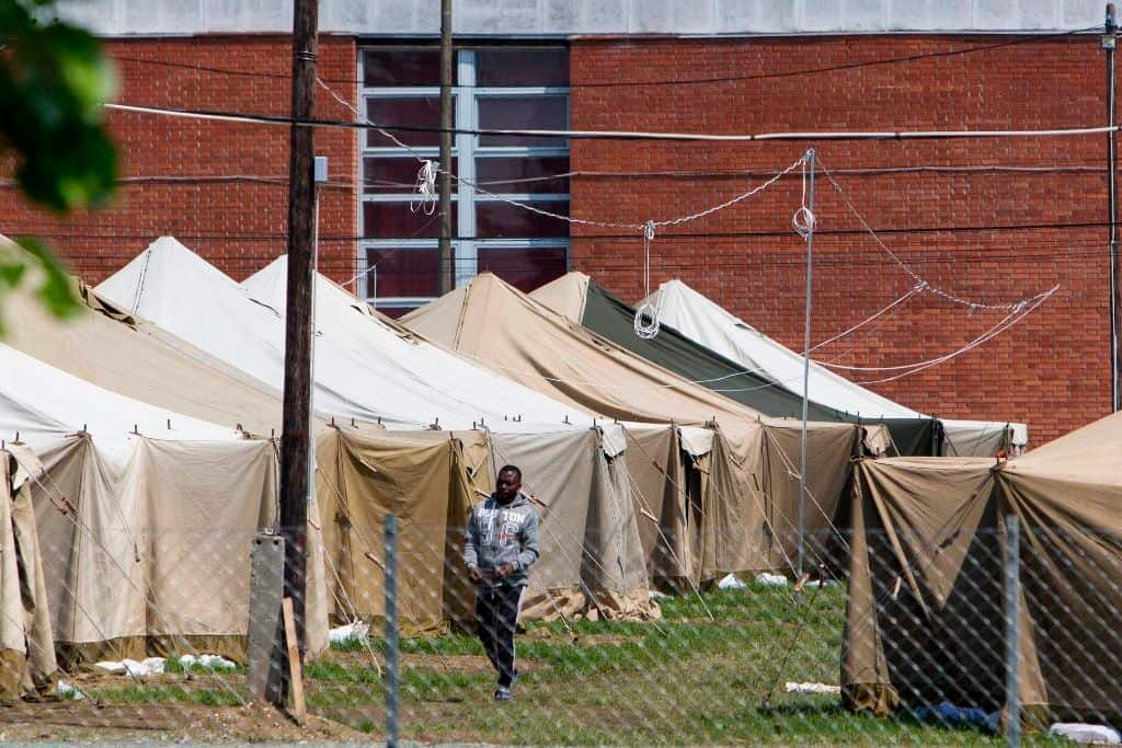 Körmend, 2016. május 5. Migránsok sátrai az iskola sportcsarnoka mellett a Körmendi Rendészeti Szakközépiskola területén lévõ ideiglenes migrációs befogadóállomáson 2016. május 5-én. Orbán Viktor miniszterelnök a szükséges intézkedések azonnali megtételére kérte Pintér Sándor belügyminisztert amiatt, hogy Körmenden illegális bevándorlók kézilabdázó lányokat zaklattak - mondta Lázár János Miniszterelnökséget vezetõ miniszter. MTI Fotó: Varga György