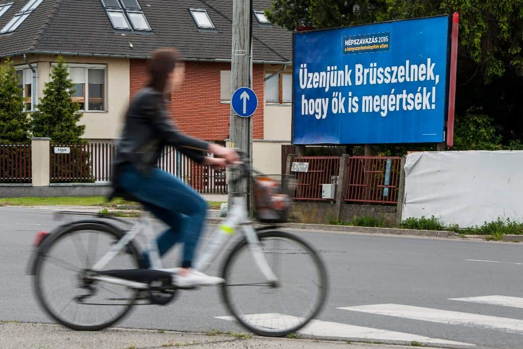 Debrecen, 2016. május 18. A kényszerbetelepítés elleni népszavazáson való részvételre felhívó óriásplakát Debrecenben, a Bartók Béla úton 2016. május 18-án. Kampányt indított május 13-án a magyar kormány, hogy minél többen vegyenek részt a kényszerbetelepítés elleni népszavazáson. A kampány fõ üzenete: "Üzenjünk Brüsszelnek, hogy õk is megértsék!"  "Elfogadhatatlan, hogy az Európai Bizottság 78 millió forintos fejenkénti büntetéssel fenyegetõzik arra az esetre, ha a tagországok nem fogadják el a kényszerbetelepítést. Eközben egy magyar emberre 1 millió forint uniós támogatás jut. Brüsszelt meg kell állítani" - olvasható a kormány május 13-án írt Facebook-posztjában. MTI Fotó: Czeglédi Zsolt