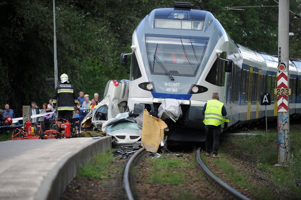Veresegyház, 2016. május 16. Tûzoltó és rendõr egy vasúti átjárónál Vicziántelepen, ahol személyautó ütközött egy Vácról Budapestre tartó vonattal 2016. május 16-án. A balesetben egy ember megsérült. MTI Fotó: Mihádák Zoltán