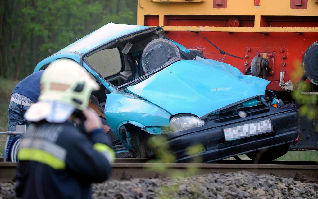 Dabas, 2016. május 22. Vonattal ütközött, összetört személygépkocsi Dabas és Hernád között, az Öregországúti átjárónál 2016. május 22-én. Az autó vezetõje a helyszínen életét vesztette. MTI Fotó: Mihádák Zoltán