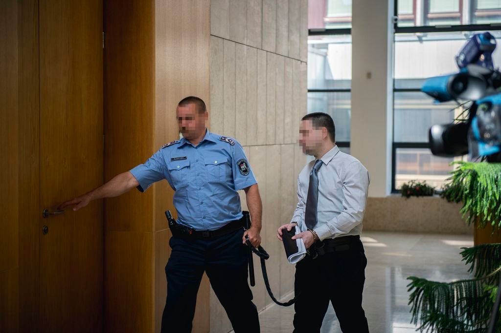 Budapest, 2016. június 22. K. S. Sz. vádlottat vezetik az ellene szexuális erõszak bûntette miatt indított büntetõeljárás harmadfokú tárgyalására a Pécsi Ítélõtábla épületébe 2016. június 22-én. A táblabíróság jogerõsen kilenc év börtönre ítélte a férfit, aki 2014 augusztusában az Eötvös Loránd Tudományegyetem (ELTE) fonyódligeti gólyatáborában megerõszakolt egy lányt. MTI Fotó: Sóki Tamás