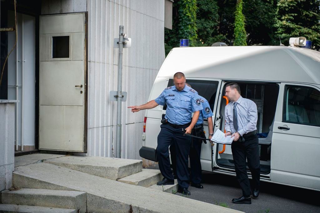 Pécs, 2016. június 22. K. S. Sz. vádlottat vezetik az ellene szexuális erõszak bûntette miatt indított büntetõeljárás harmadfokú tárgyalására a Pécsi Ítélõtábla épületébe 2016. június 22-én. A vádirat szerint K. S. Sz. 2015 augusztusában az Eötvös Loránd Tudományegyetem (ELTE) fonyódligeti gólyatáborában megerõszakolt egy lányt. MTI Fotó: Sóki Tamás