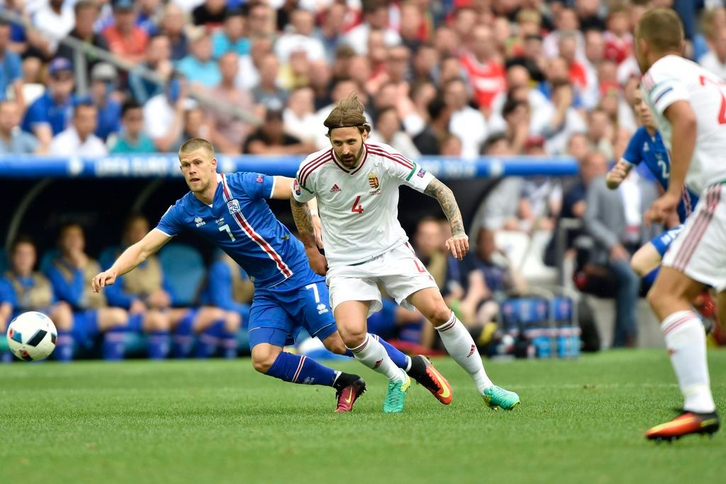 Marseille, 2016. június 18. Az izlandi Johann Gudmundsson (b) és Kádár Tamás a franciaországi labdarúgó Európa-bajnokság F csoportja második fordulójában játszott Izland - Magyarország mérkõzésen a marseille-i Velodrome Stadionban 2016. június 18-án. MTI Fotó: Illyés Tibor