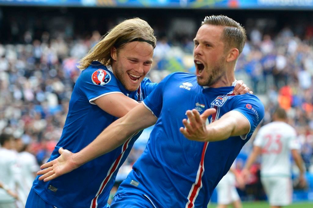 Marseille, 2016. június 18. Az izlandi gólszerzõ Gylfi Sigurdsson (j) és csapattársa, Birkir Bjarnason a franciaországi labdarúgó Európa-bajnokság F csoportja második fordulójában játszott Izland - Magyarország mérkõzésen a marseille-i Velodrome Stadionban 2016. június 18-án. MTI Fotó: Illyés Tibor