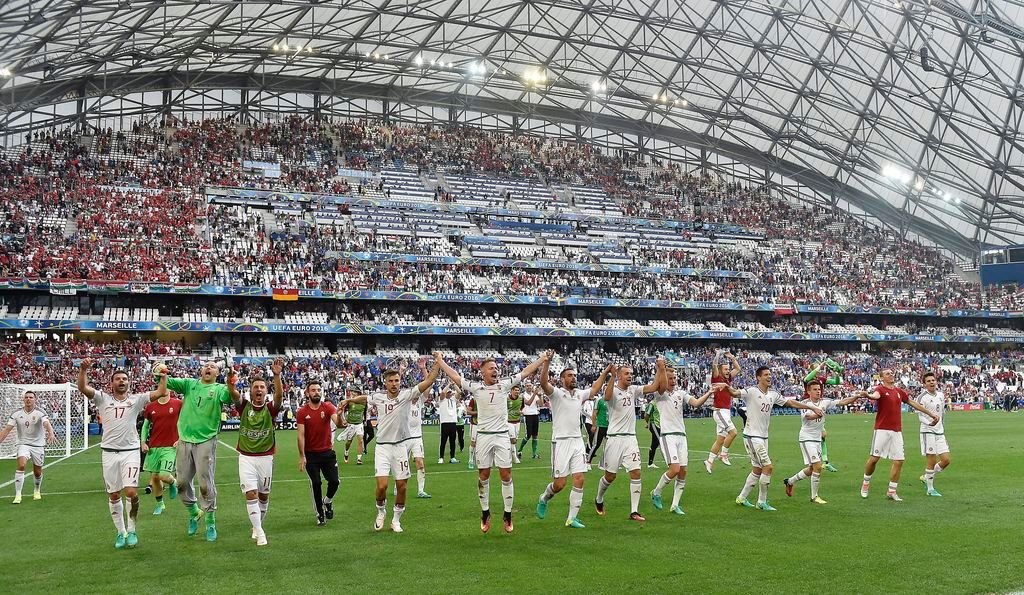 Marseille, 2016. június 18. A magyar labdarúgó-válogatott tagjai ünnepelnek, miután 1-1-es döntetlent játszottak a franciaországi labdarúgó Európa-bajnokság F csoportja második fordulójában játszott Izland - Magyarország mérkõzésen a marseille-i Velodrome Stadionban 2016. június 18-án. MTI Fotó: Illyés Tibor