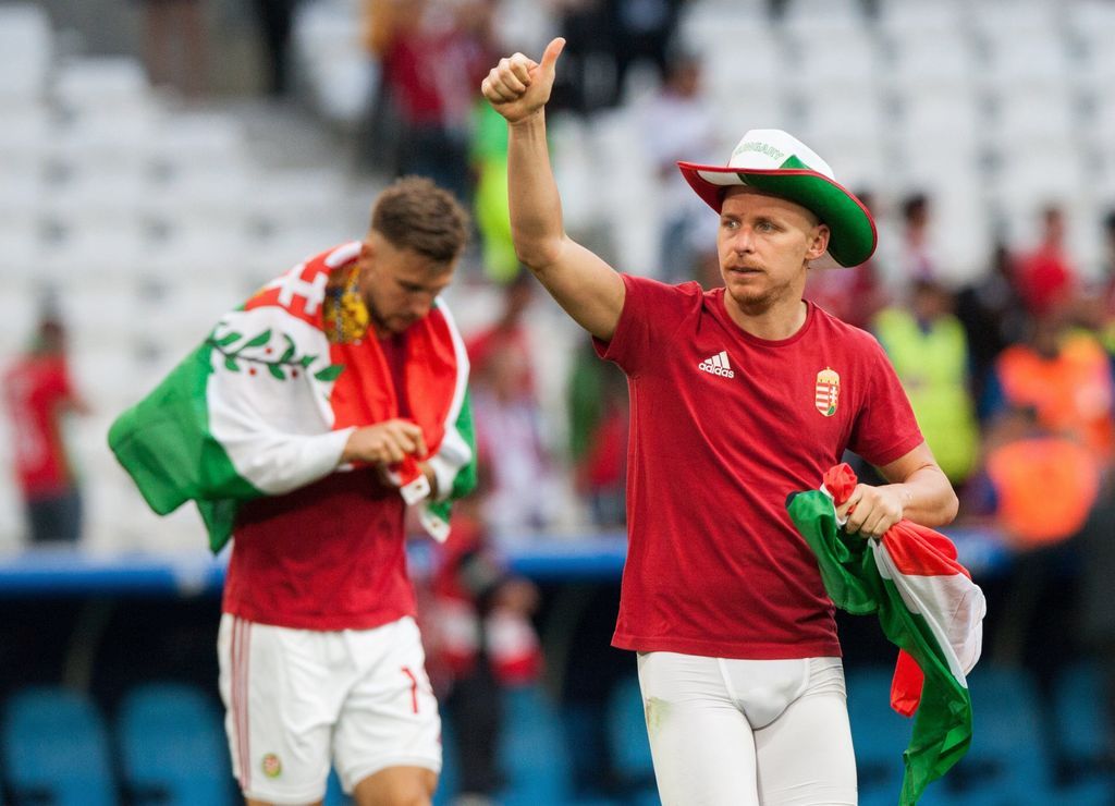 Marseille, 2016. június 18. Priskin Tamás (b) és Dzsudzsák Balázs csapatkapitány, miután 1-1-es döntetlent játszottak a franciaországi labdarúgó Európa-bajnokság F csoportja második fordulójában játszott Izland - Magyarország mérkõzésen a marseille-i Velodrome Stadionban 2016. június 18-án. MTI Fotó: Illyés Tibor