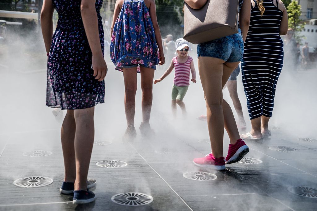 Budapest, 2016. június 23. Járókelõk hûsítik magukat egy szökõkútnál a kánikulában Budapesten, a Széll Kálmán téren 2016. június 23-án. Az Országos Meteorológiai Szolgálat elõrejelzése szerint az elkövetkezõ napokban rendkívüli meleg várható, ezért az Állami Népegészségügyi és Tisztiorvosi Szolgálat másodfokú hõségriasztást rendelt el június 23-tól június 26-án éjfélig. MTI Fotó: Balogh Zoltán