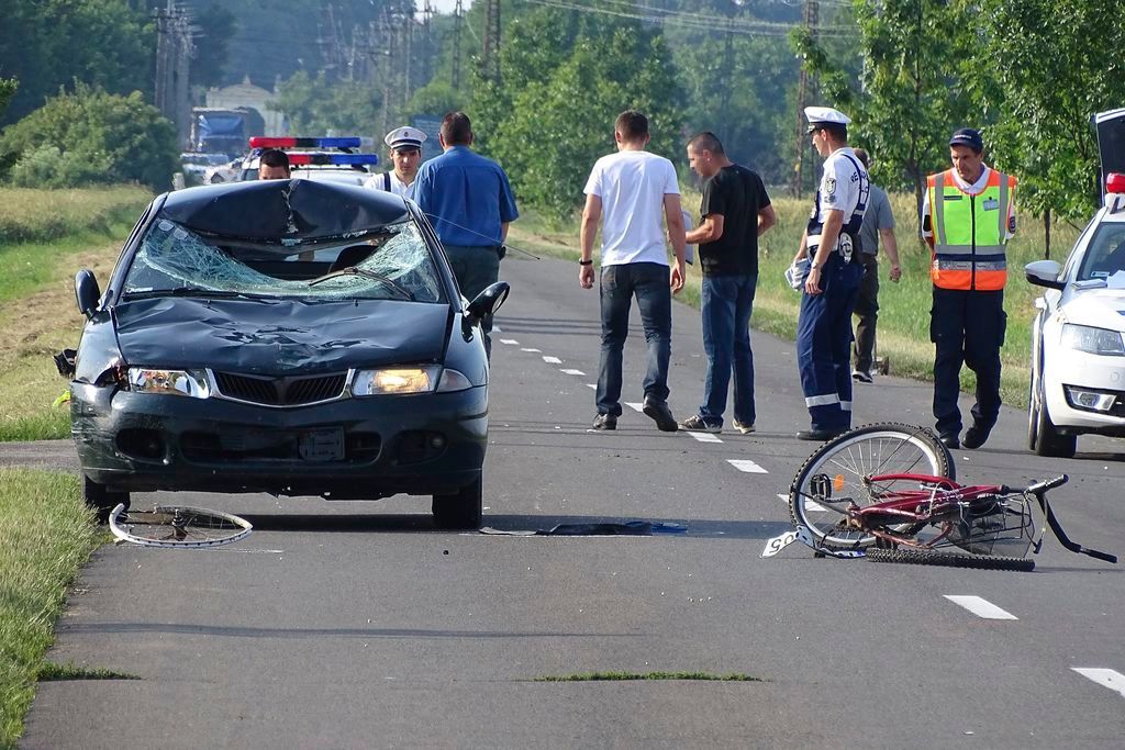 Mezõhegyes, 2016. június 11. Helyszínelés 2016. június 11-én Mezõhegyes külterületén, ahol két, Tótkomlós felé tartó kerékpárost gázolt el egy velük azonos irányba közlekedõ személygépkocsi. A balesetben a 45 éves anya a helyszínen életét vesztette, míg 25 éves lányát súlyos sérülésekkel szállították a mentõk kórházba. Az autó vezetõjének nem esett baja. MTI Fotó: Donka Ferenc