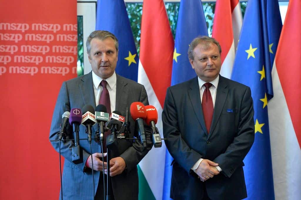 Budapest, 2016. június 25. A párt újonnan megválasztott elnöke, Molnár Gyula (b) és Hiller István korábbi pártelnök, a párt újonnan megválasztott választmányi elnöke a Magyar Szocialista Párt (MSZP) országos tisztújító kongresszusán tartott sajtótájékoztatón a Villányi úti Konferenciaközpontban 2016. június 25-én. MTI Fotó: Máthé Zoltán