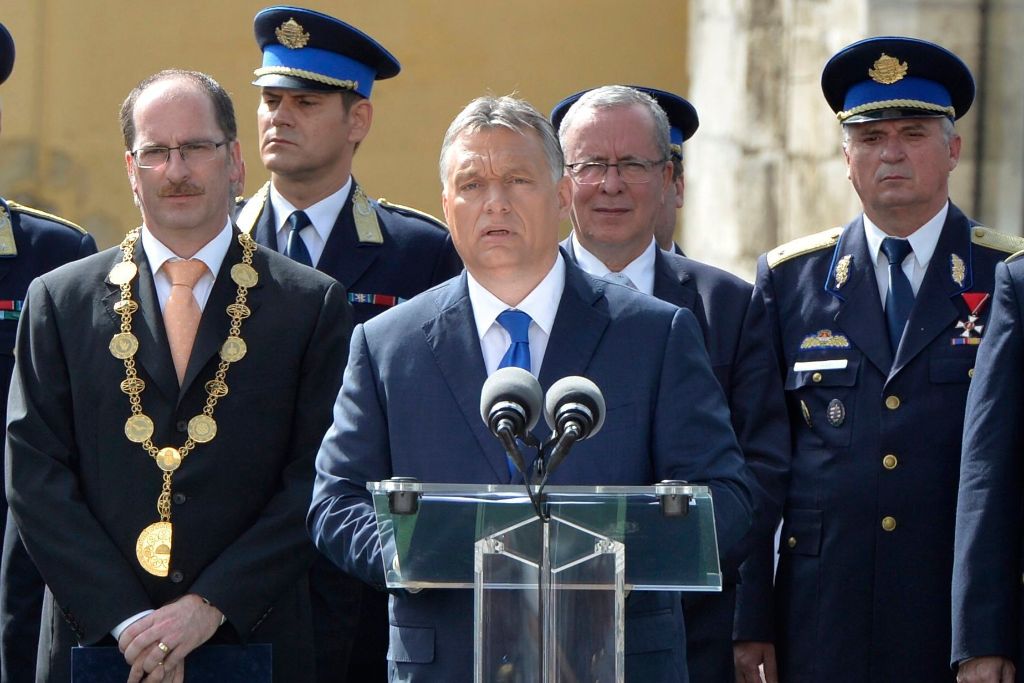 Budapest, 2016. június 26. Orbán Viktor miniszterelnök (k) beszédet mond a Nemzeti Közszolgálati Egyetem (NKE) Rendészettudományi Karának és Katasztrófavédelmi Intézetének tisztavatási ünnepségén a budavári Kapisztrán téren 2016. június 26-án. Mellette balról Patyi András, az egyetem rektora, mögötte jobbról Bakondi György, a miniszterelnök belbiztonsági fõtanácsadója. MTI Fotó: Máthé Zoltán