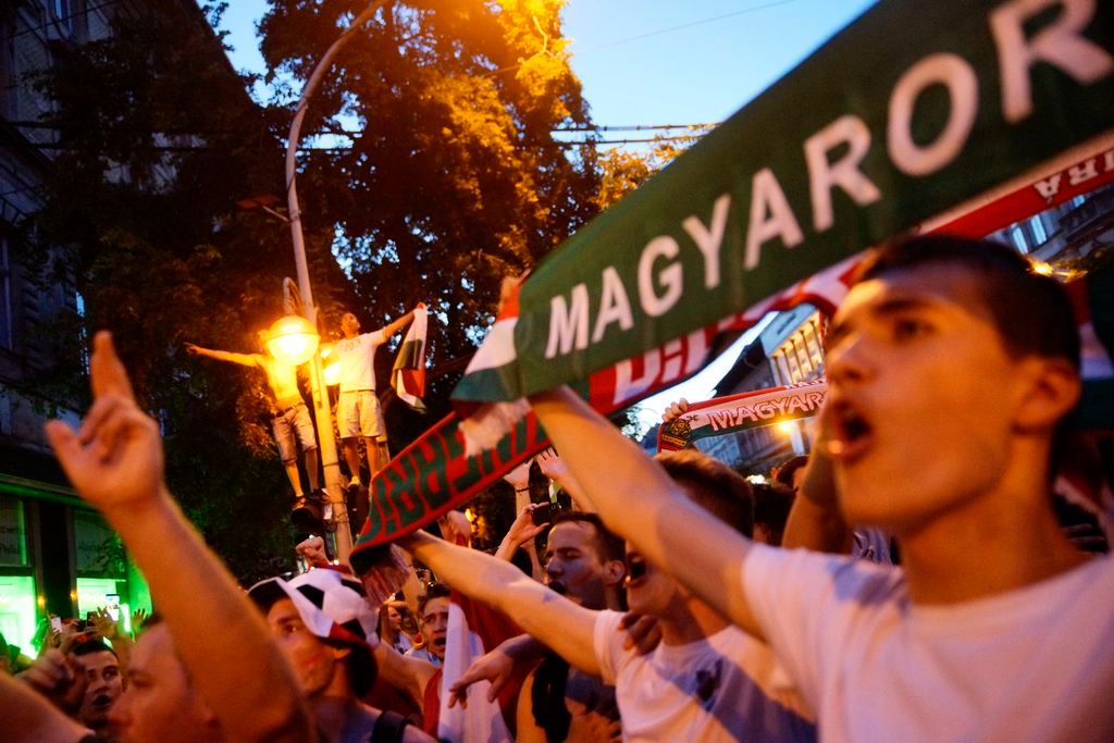 Budapest, 2016. június 18. Szurkolók ünnepelve vonulnak a fõvárosi Erzsébet körúton a Wesselényi utca közelében a franciaországi labdarúgó Európa-bajnokság F csoportja második fordulójában játszott Izland - Magyarország mérkõzés végén 2016. június 18-án.  A magyar labdarúgó-válogatott a hajrában egyenlítve 1-1-es döntetlent ért el Izland ellen. MTI Fotó: Balogh Zoltán