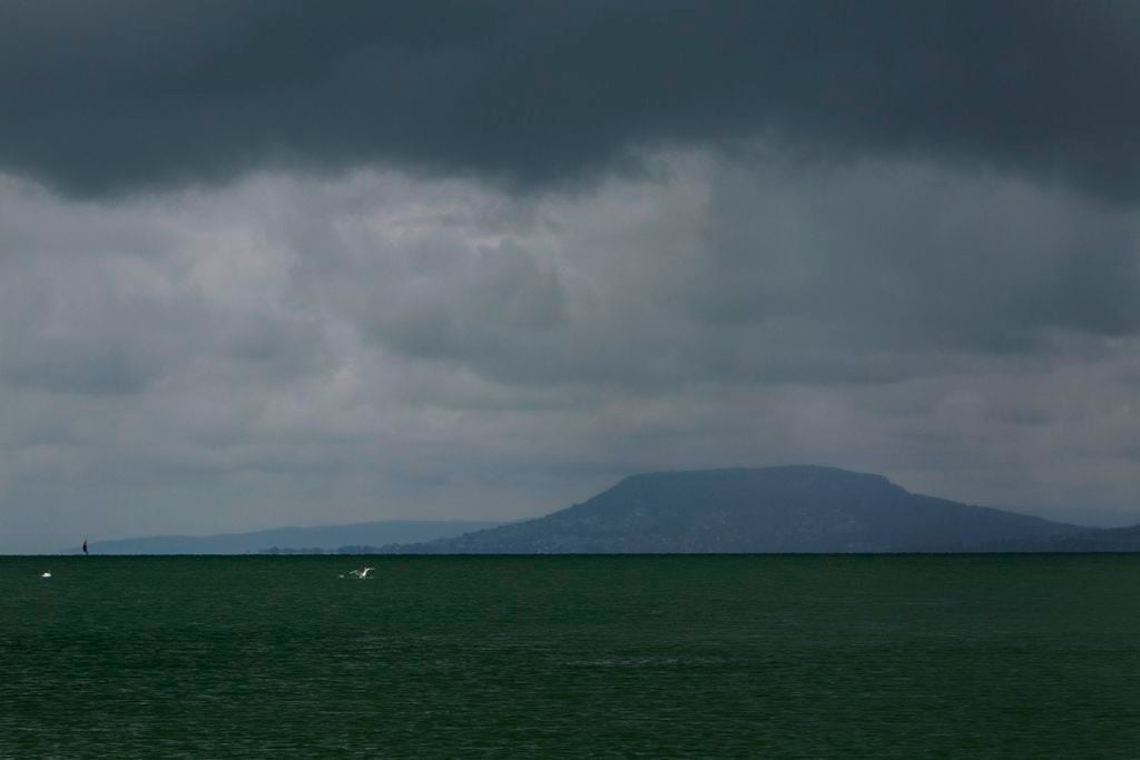 Balatonlelle, 2016. június 12. Vihar a Balaton felett, Balatonlellérõl fotózva 2016. június 12-én. Szemben Badacsony. MTI Fotó: Varga György