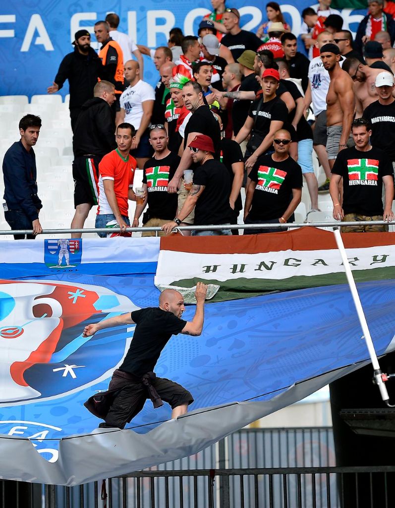 Marseille, 2016. június 18. Egy magyar szurkoló próbál átjutni az egyik szektorból a másikba a franciaországi labdarúgó Európa-bajnokság F csoportja második fordulójában játszott Izland - Magyarország mérkõzés elõtt a marseille-i Velodrome Stadionban 2016. június 18-án. MTI Fotó: Illyés Tibor