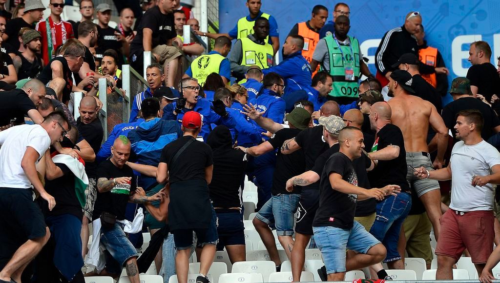 Marseille, 2016. június 18. Magyar szurkolók és rendõrök a franciaországi labdarúgó Európa-bajnokság F csoportjában játszott Magyarország - Izland mérkõzés elõtt a marseille-i Velodrome Stadionban 2016. június 18-án. MTI Fotó: Illyés Tibor