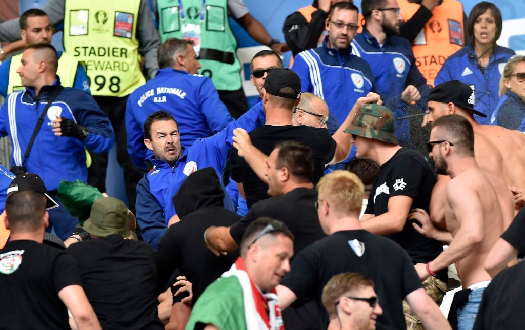 Marseille, 2016. június 18. Magyar szurkolók és rendõrök a franciaországi labdarúgó Európa-bajnokság F csoportjában játszott Magyarország - Izland mérkõzés elõtt a marseille-i Velodrome Stadionban 2016. június 18-án. MTI Fotó: Illyés Tibor