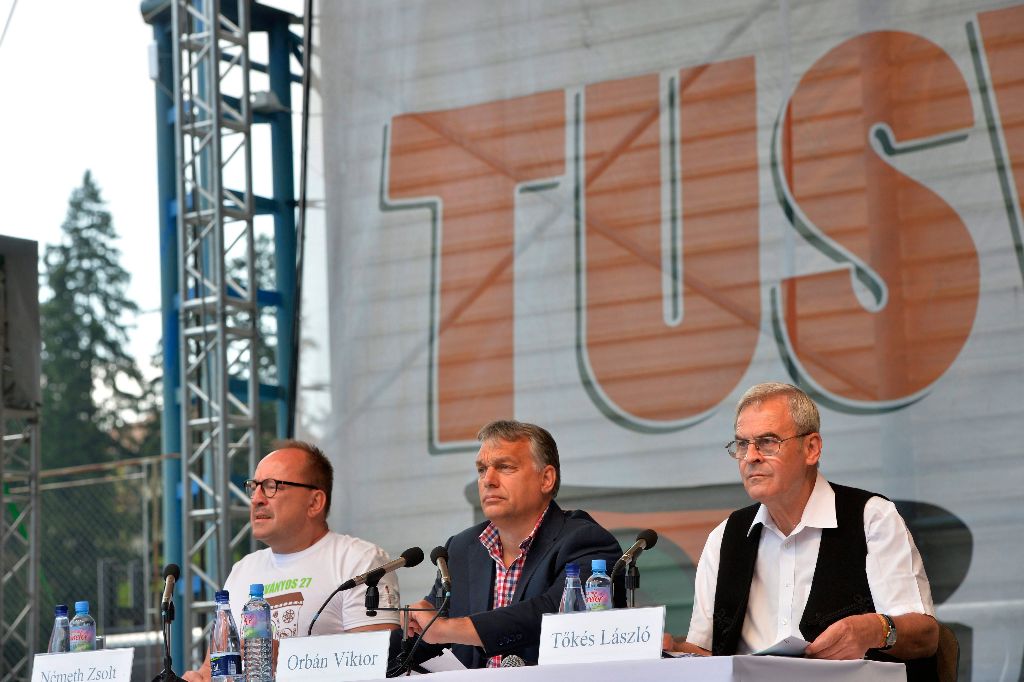 Tusnádfürdõ, 2016. július 23. Orbán Viktor miniszterelnök (k), Németh Zsolt, az Országgyûlés külügyi bizottságának fideszes elnöke (b) és Tõkés László európai parlamenti képviselõ, az Erdélyi Magyar Nemzeti Tanács (EMNT) elnöke a 27. Bálványosi Nyári Szabadegyetem és Diáktáborban (Tusványos) az erdélyi Tusnádfürdõn 2016. július 23-án. MTI Fotó: Máthé Zoltán