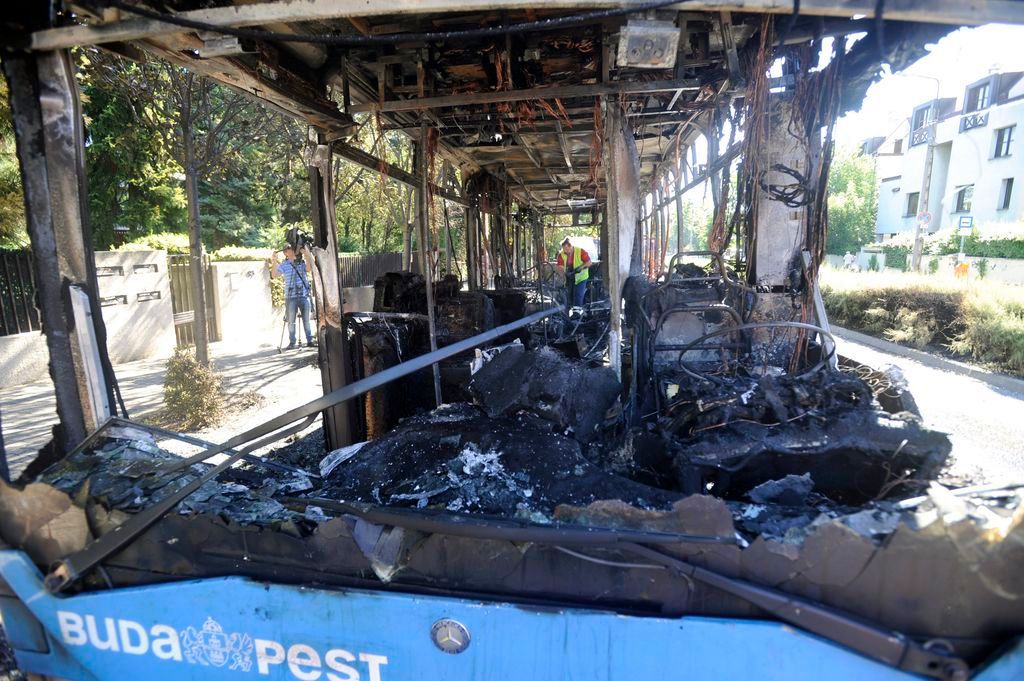 Budapest, 2016. július 4. Kiégett BKV-busz a II. kerületi Törökvész út és Pusztaszeri út keresztezõdésében 2016. július 4-én. A busz teljes terjedelmében kiégett, senki sem sérült meg. MTI Fotó: Mihádák Zoltán