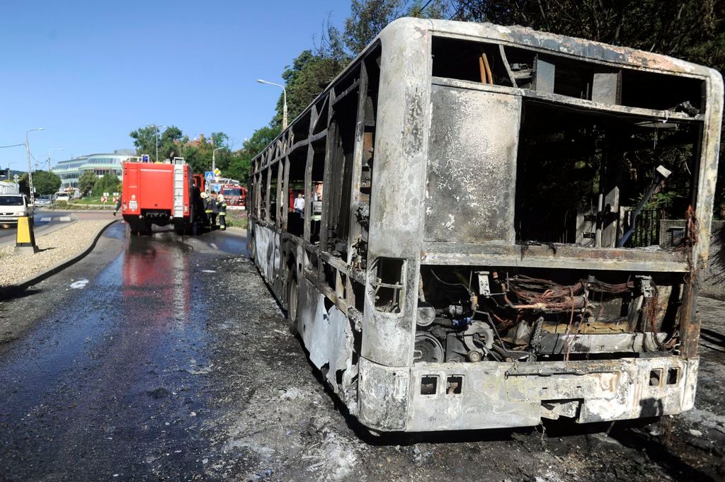Budapest, 2016. július 4. Kiégett BKV-busz a II. kerületi Törökvész út és Pusztaszeri út keresztezõdésében 2016. július 4-én. A busz teljes terjedelmében kiégett, senki sem sérült meg. MTI Fotó: Mihádák Zoltán