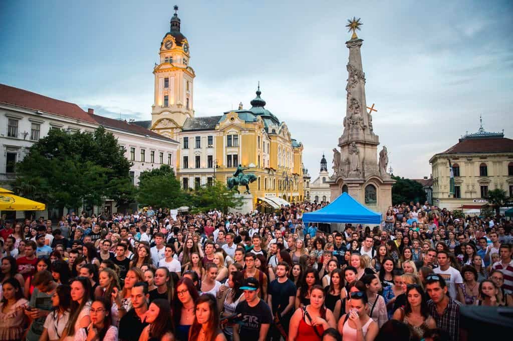 Pécs, 2016. július 26. Érdeklõdõk a Pont Ott Parti hivatalos ponthatárváró rendezvényen a felsõoktatási képzések ponthatárainak kihirdetésén a pécsi Széchenyi téren 2016. július 26-án. A felsõoktatásba jelentkezõ több mint 111 ezer diák mintegy 67 százalékát felvették valamelyik egyetemre, illetve fõiskolára, majdnem 4 százalékkal többet mint tavaly. MTI Fotó: Sóki Tamás