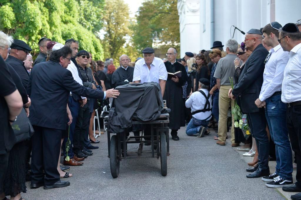 Budapest, 2016. július 21. Somló Tamás temetése a budapesti Kozma utcai izraelita temetõben 2016. július 21-én. A 68 éves zenész hosszú betegség után, július 19-én hunyt el. MTI Fotó: Koszticsák Szilárd