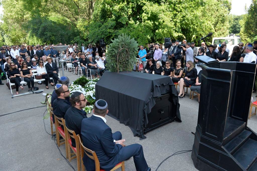 Budapest, 2016. július 21. A gyászoló család Somló Tamás temetésén a budapesti Kozma utcai izraelita temetõben 2016. július 21-én. A 68 éves zenész hosszú betegség után, július 19-én hunyt el. MTI Fotó: Koszticsák Szilárd