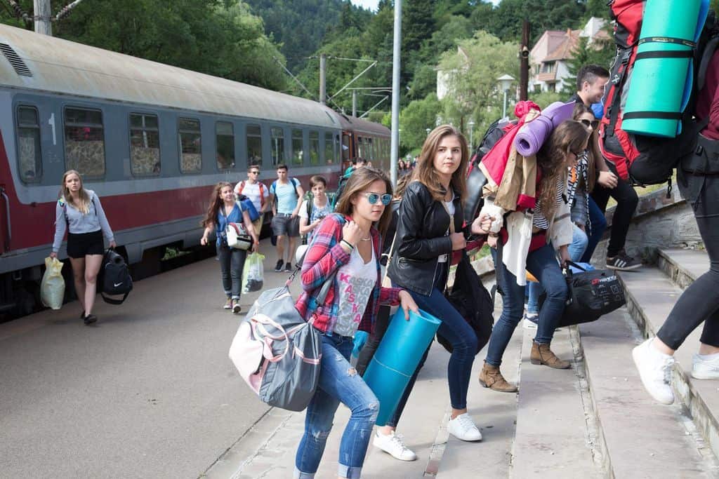 Tusnádfürdõ, 2016. július 19. A 27. Bálványosi Nyári Szabadegyetem és Diáktábor (Tusványos) résztvevõi érkeznek a tusnádfürdõi vasútállomásra 2016. július 19-én. MTI Fotó: Baranyi Ildikó