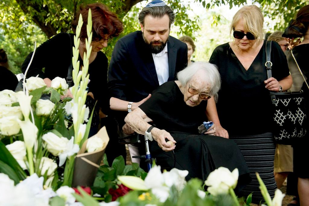 Budapest, 2016. július 21. Somló Tamás édesanyja (k) a zenész temetésén a budapesti Kozma utcai izraelita temetõben 2016. július 21-én. Somló Tamás 68 éves korában, hosszú betegség után, július 19-én hunyt el. MTI Fotó: Koszticsák Szilárd