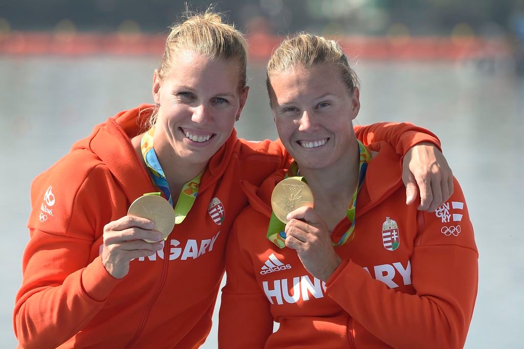 Rio de Janeiro, 2016. augusztus 16. Az aranyérmes Szabó Gabriella és Kozák Danuta a nõi kajak párosok 500 méteres versenyének eredményhirdetése után  a Rio de Janeiró-i nyári olimpián a Rodrigo de Freitas Lagúnában 2016. augusztus 16-án. MTI Fotó: Kovács Tamás