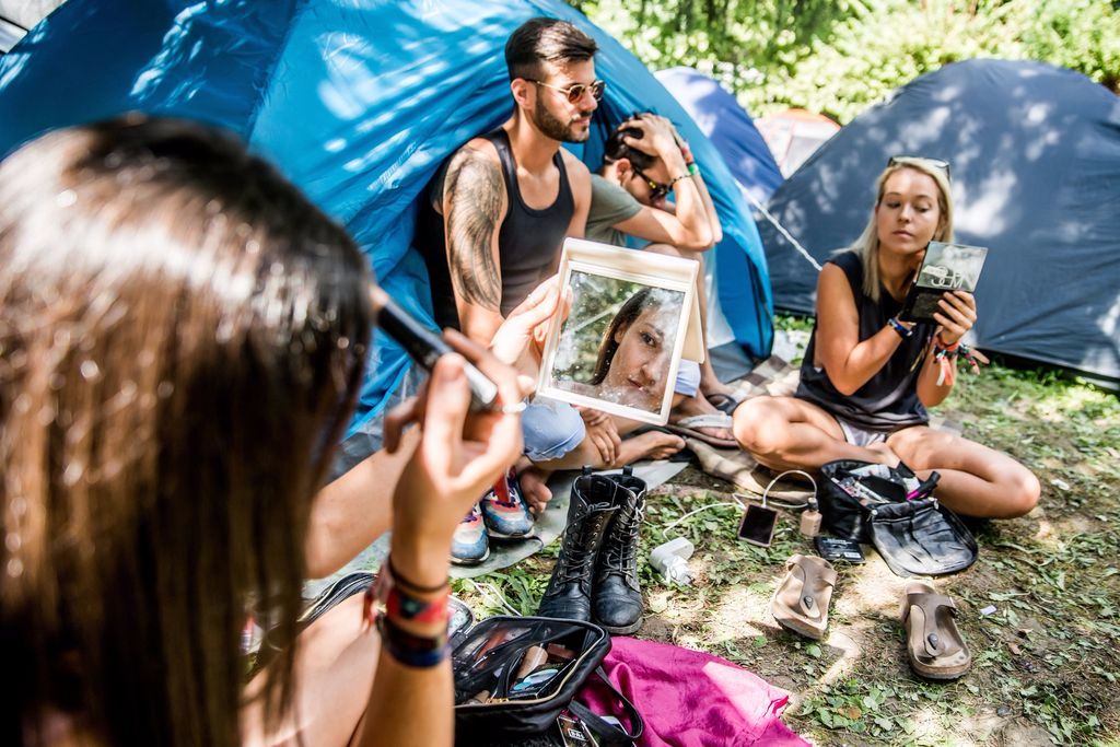 Budapest, 2016. augusztus 15. Az ausztrál Laura Dunett (b) és Brittany Henderson (j), valamint az olasz Giuseppe Gesso (b2) és Domenico Arganese (b3) készülõdik a budapesti Hajógyári-sziget VIP-kempingjében a 24. Sziget fesztivál harmadik napján, 2016. augusztus 14-én. Az összesen hatfõs baráti társaság tagjai Ausztráliából, Angliából és Olaszországból érkeztek a fesztiválra. A fiatalok idén fejezték be egyetemi tanulmányaikat és a nyarat európai utazással töltik. A fesztivál zenei programján kívül kíváncsiak Budapest látnivalóira és a magyar ételkülönlegességekre is. MTI Fotó: Balogh Zoltán