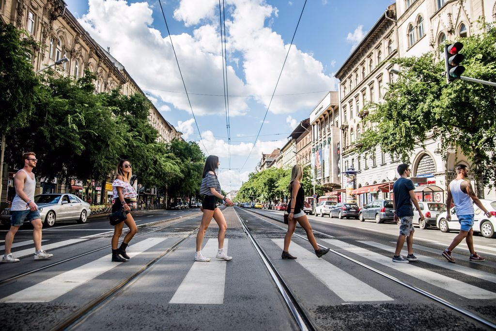 Budapest, 2016. augusztus 15. Az ausztrál Tess Gouldsmith (b2), Laura Dunett (b3) és Brittany Henderson (j3), valamint az olasz Giuseppe Gesso (j) és Domenico Arganese (j2), illetve a brit Robert Plumtree (b) kel át egy zebrán Budapest belvárosában 2016. augusztus 14-én. A fiatalok idén fejezték be egyetemi tanulmányaikat és a nyarat európai utazással töltik. A fesztivál zenei programján kívül kíváncsiak Budapest látnivalóira és a magyar ételkülönlegességekre is. MTI Fotó: Balogh Zoltán