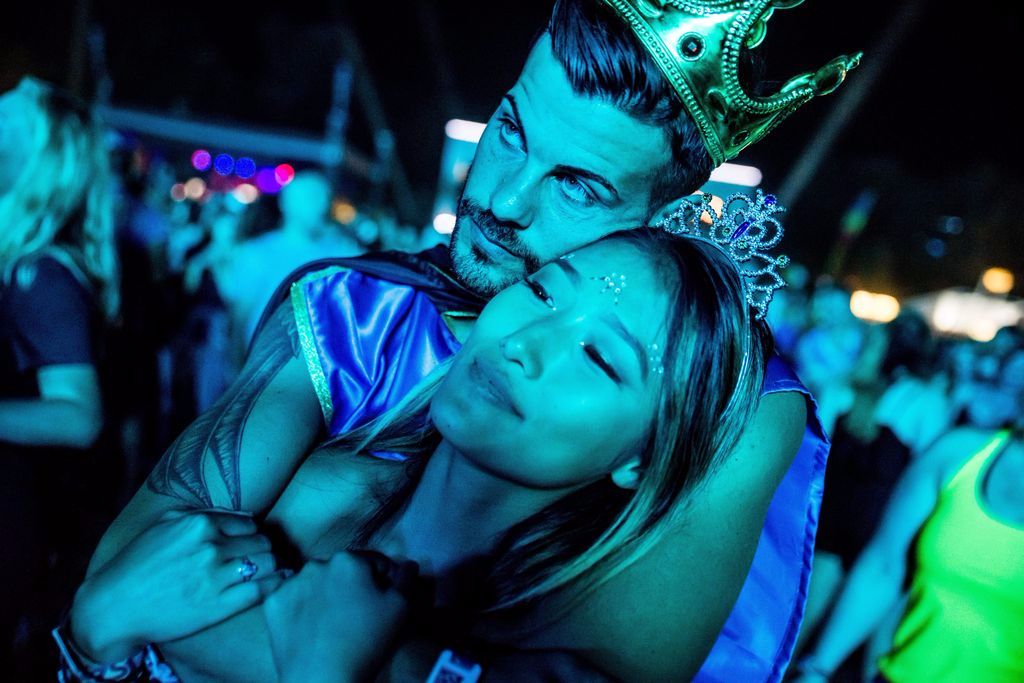 Budapest, 2016. augusztus 15. A barátaikkal fesztiválozó olasz Giuseppe Gesso és az ausztrál Tess Gouldsmith hallgatja a francia David Guetta koncertjét a budapesti Hajógyári-szigeten, a nagyszínpadnál a 24. Sziget fesztivál harmadik napján, 2016. augusztus 14-én. Az összesen hatfõs baráti társaság tagjai Ausztráliából, Angliából és Olaszországból érkezett a fesztiválra. A fiatalok idén fejezték be egyetemi tanulmányaikat és a nyarat európai utazással töltik. A fesztivál zenei programján kívül kíváncsiak Budapest látnivalóira és a magyar ételkülönlegességekre is. MTI Fotó: Balogh Zoltán