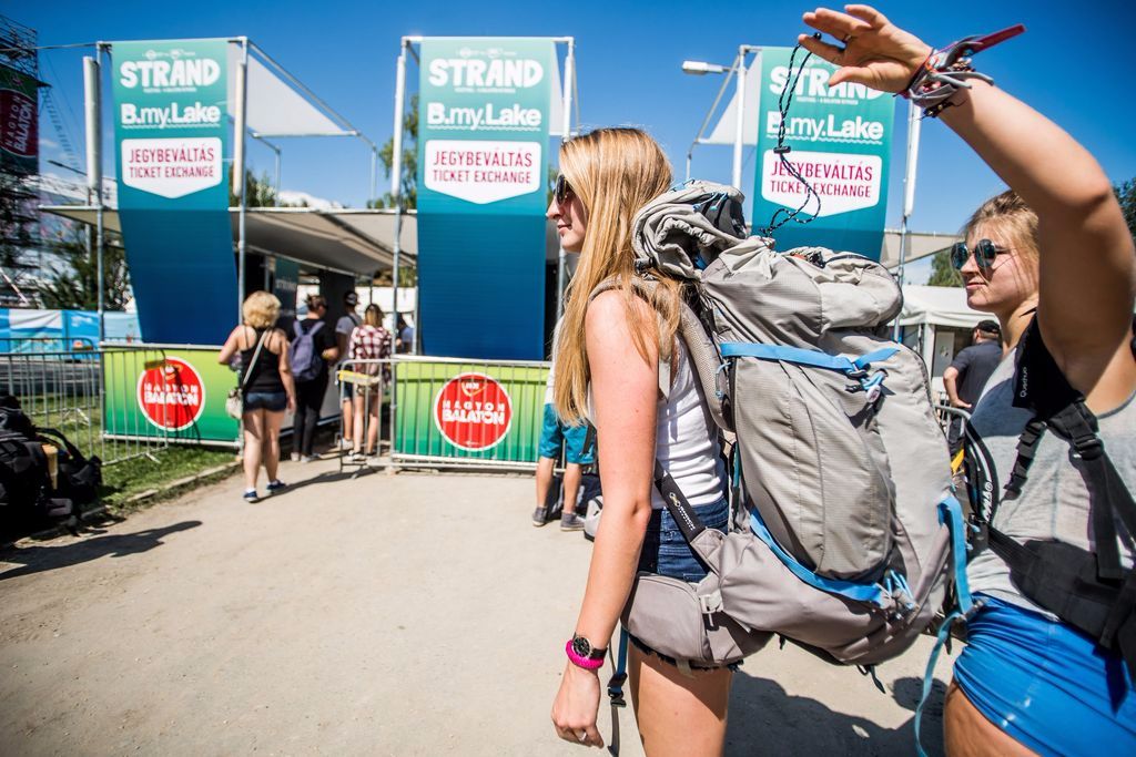 Zamárdi, 2016. augusztus 24. Fesztiválozók érkeznek a Strand és a B.my.lake fesztiválra Zamárdiban 2016. augusztus 24-én. Egyszerre két fesztivál, a Strand és a B.my.Lake is elkezdõdött Zamárdiban a MOL Nagyon Balaton rendezvénysorozat részeként. MTI Fotó: Balogh Zoltán