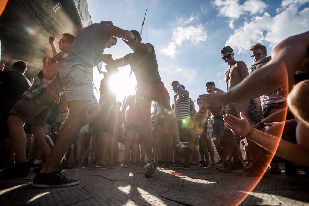 Zamárdi, 2016. augusztus 24. Fesztiválozók a Strand és a B.my.Lake fesztiválon Zamárdiban 2016. augusztus 24-én. Egyszerre két fesztivál, a Strand és a B.my.Lake is elkezdõdött Zamárdiban a MOL Nagyon Balaton rendezvénysorozat részeként. MTI Fotó: Balogh Zoltán