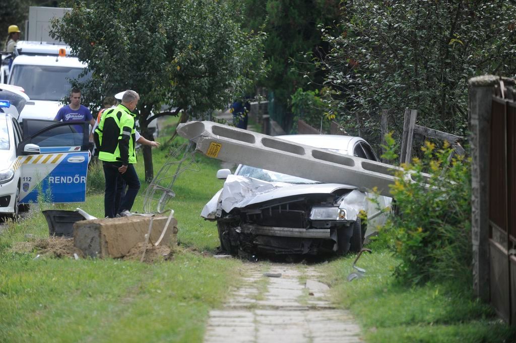 Isaszeg, 2016. augusztus 18. Helyszínelõk dolgoznak 2016. augusztus 18-án Isaszegen, ahol két embert gázolt el egy autó, majd kidöntött egy villanyoszlopot. Az elsõ jelentések szerint az egyik sérültet újraélesztették a mentõk, majd helikopterrel kórházba vitték. A baleset másik sérültje, egy kerékpáros is életveszélyes állapotban van. MTI Fotó: Mihádák Zoltán