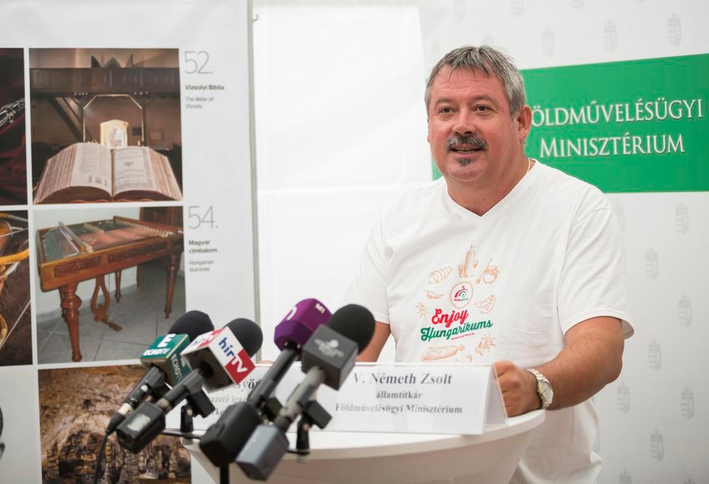 Budapest, 2016. augusztus 11. V. Németh Zsolt környezetügyért, agrárfejlesztésért és hungarikumokért felelõs államtitkár nyilatkozik a sajtónak a Hungarikum Falu megnyitóján a budapesti Hajógyári-szigeten a 24. Sziget fesztivál nulladik napján, 2016. augusztus 11-én. MTI Fotó: Mohai Balázs