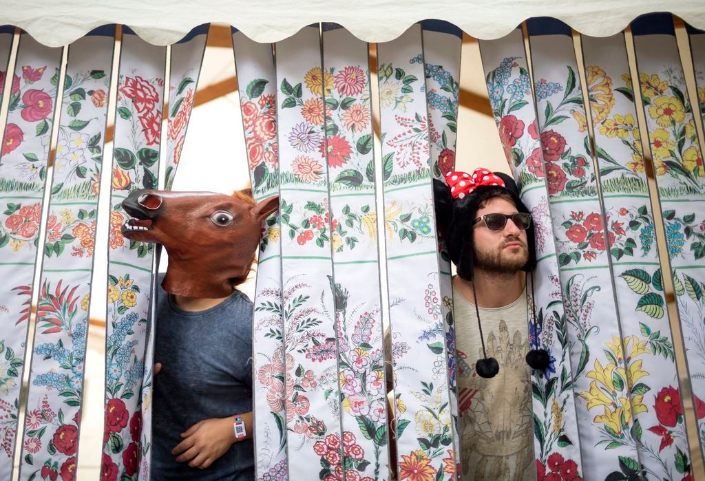 Budapest, 2016. augusztus 11. Fesztiválozók a Hungarikum Faluban a budapesti Hajógyári-szigeten a 24. Sziget fesztivál nulladik napján, 2016. augusztus 11-én. MTI Fotó: Mohai Balázs