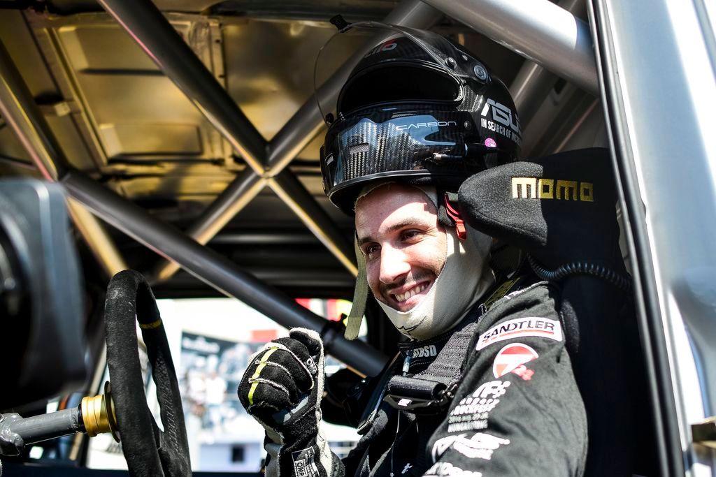 Mogyoród, 2016. augusztus 28. A késõbbi második helyezett Kiss Norbert a Kamion Európa-bajnokság magyar versenyhétvégéjének harmadik futama elõtt a mogyoródi Hungaroringen 2016. augusztus 28-án. MTI Fotó: Marjai János