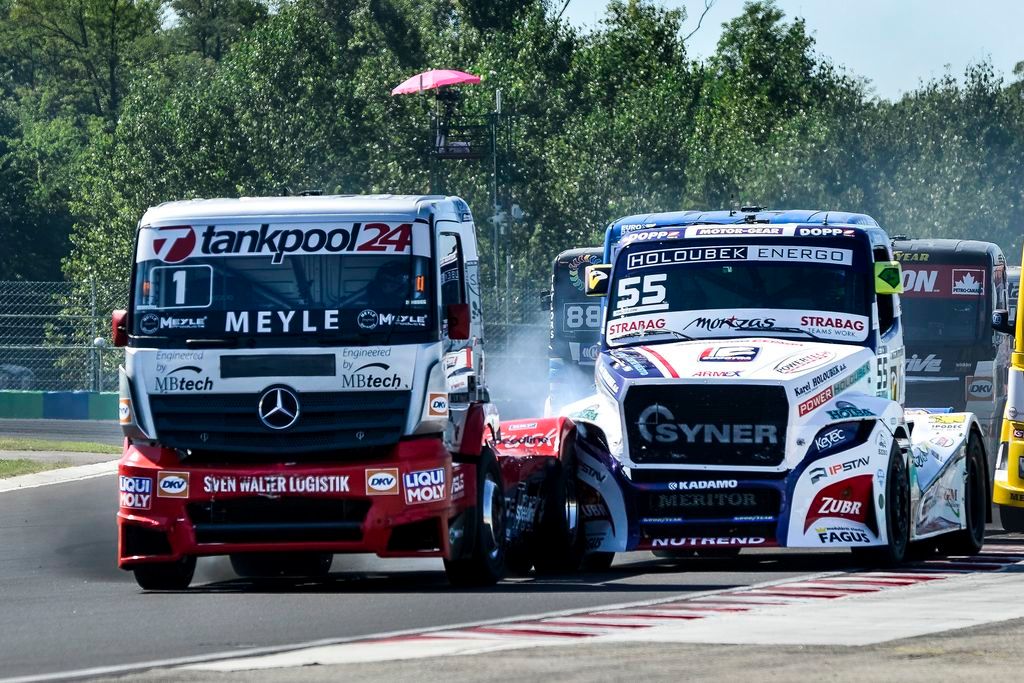 Mogyoród, 2016. augusztus 28. A késõbbi második helyezett Kiss Norbert és a harmadik helyeen célba érõ cseh Adam Lacko a Kamion Európa-bajnokság magyar versenyhétvégéjének harmadik futamán a mogyoródi Hungaroringen 2016. augusztus 28-án. MTI Fotó: Marjai János