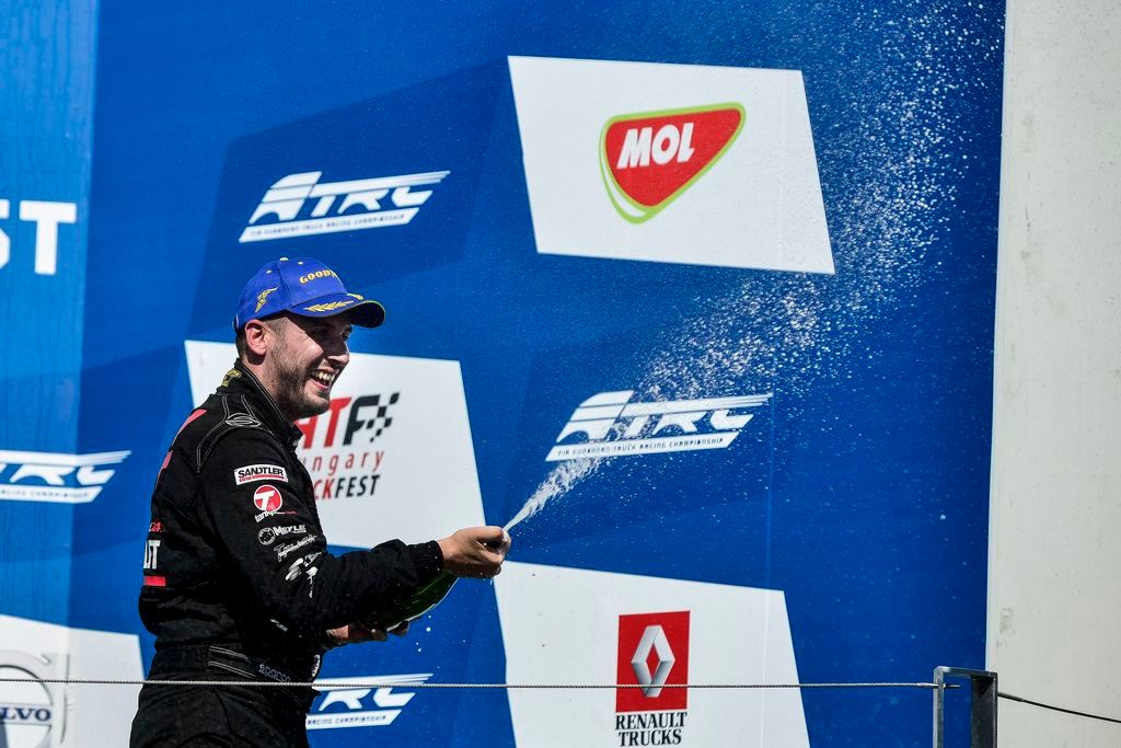 Mogyoród, 2016. augusztus 28. A második helyezett Kiss Norbert a Kamion Európa-bajnokság magyar versenyhétvégéje harmadik futamának eredményhirdetésén a mogyoródi Hungaroringen 2016. augusztus 28-án. MTI Fotó: Marjai János