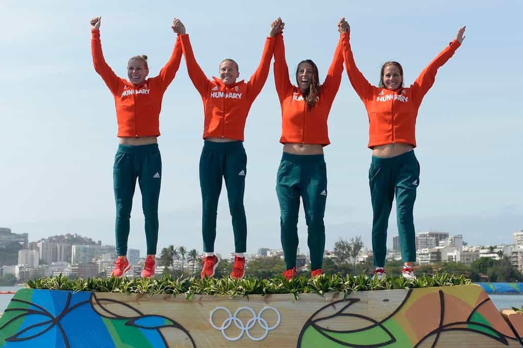 Rio de Janeiro, 2016. augusztus 20. Szabó Gabriella, Kozák Danuta, Csipes Tamara és Fazekas-Zur Krisztina (b-j) a nõi kajak négyesek 500 méteres versenyének eredményhirdetésén a Rio de Janeiró-i nyári olimpián a Rodrigo de Freitas Lagúnában 2016. augusztus 20-án. Az aranyérmes nõi kajaknégyes megvédte olimpiai bajnoki címét. MTI Fotó: Kovács Tamás