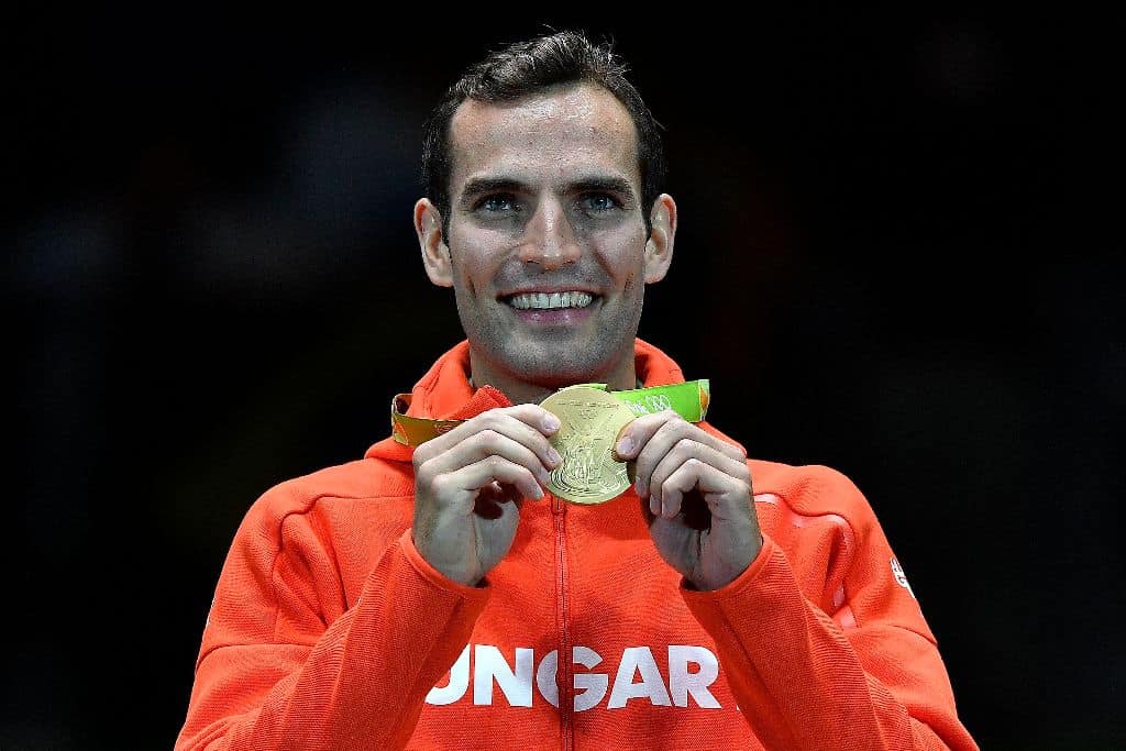 Rio de Janeiro, 2016. augusztus 11. Az aranyérmes Szilágyi Áron a riói nyári olimpia férfi kard egyéni versenyének eredményhirdetésén a Rio de Janeiró-i 3-as Karióka Arénában 2016. augusztus 10-én. MTI Fotó: Czeglédi Zsolt