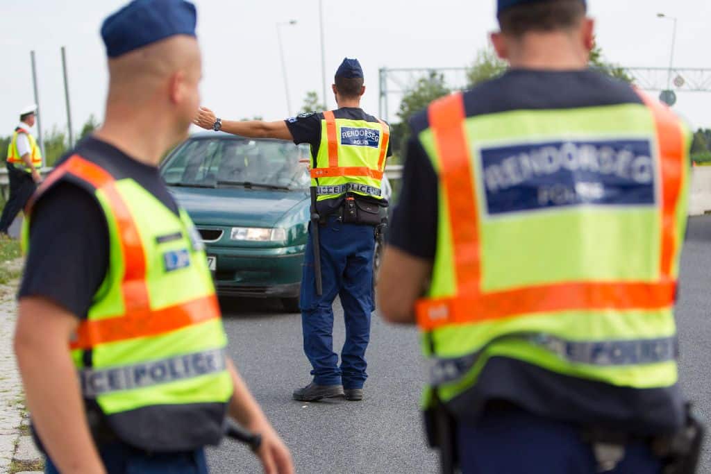 Rédics, 2016. július 29. Rendõrök ellenõrzik a jármûveket a magyar-szlovén határ magyar oldalán, a Rédics és Hosszúfalu közötti határátkelõnél 2016. július 29-én.  MTI Fotó: Varga György