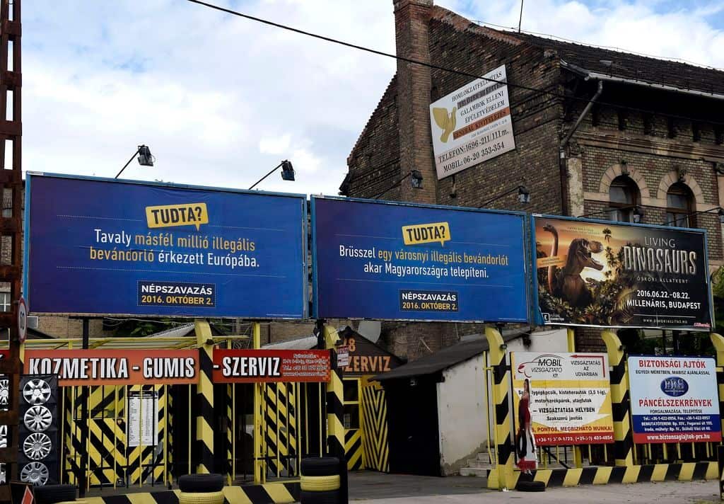 Budapest, 2016. augusztus 1. A kormány kényszerbetelepítés elleni népszavazáson való részvételre felhívó óriásplakátjai Budapesten, a IV. kerületi Váci úton 2016. augusztus 1-jén. MTI Fotó: Bruzák Noémi