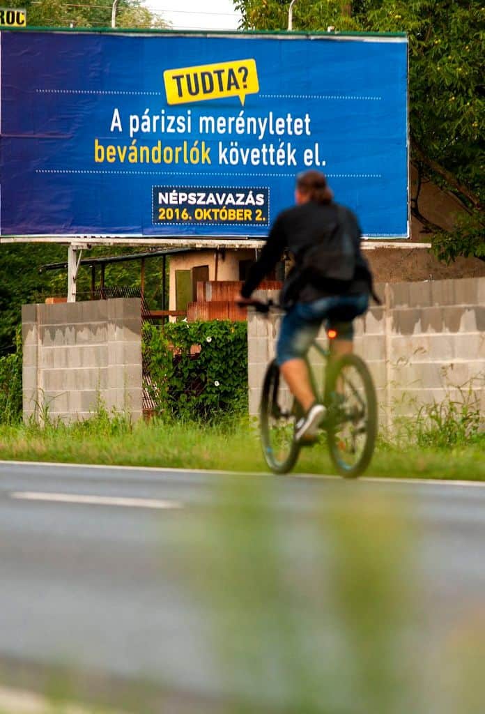 Gyõr, 2016. augusztus 1. A kormány kényszerbetelepítés elleni népszavazáson való részvételre felhívó óriásplakátja Gyõr határában 2016. augusztus 1-jén. MTI Fotó: Krizsán Csaba