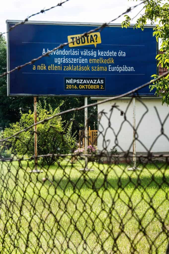 Kecskemét, 2016. augusztus 1. A kormány kényszerbetelepítés elleni népszavazáson való részvételre felhívó óriásplakátja Kecskeméten 2016. augusztus 1-jén. MTI Fotó: Ujvári Sándor