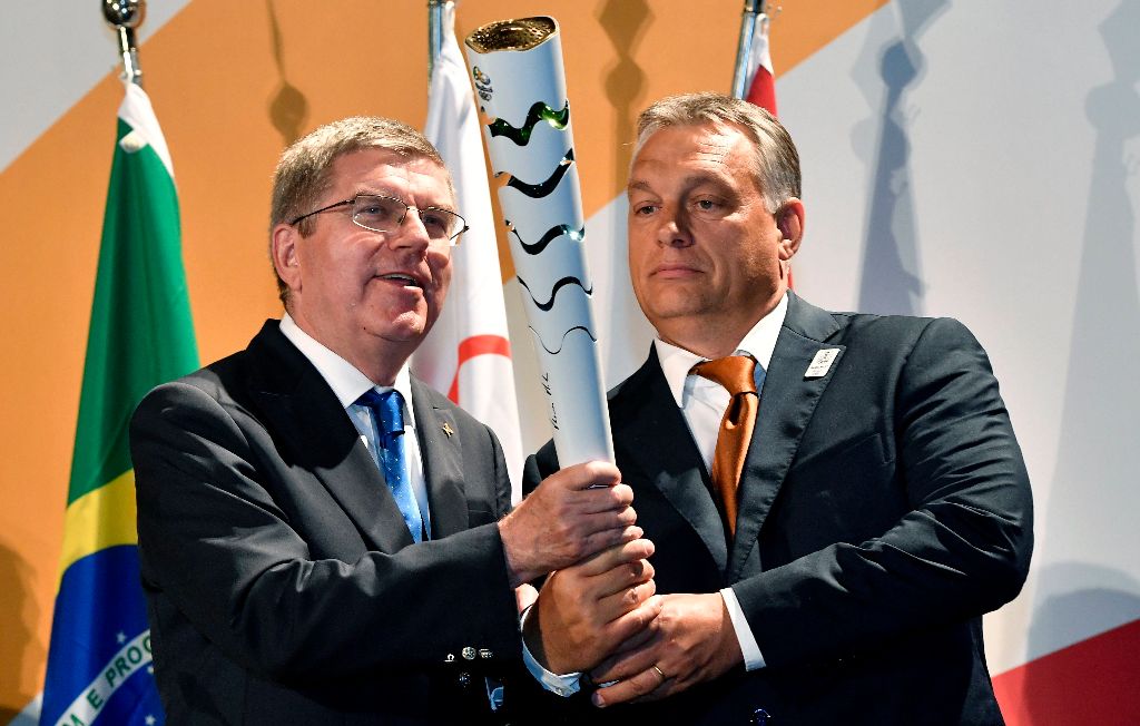 Rio de Janeiro, 2016. augusztus 20. Thomas Bach, a Nemzetközi Olimpiai Bizottság elnöke (b) egy olimpiai fáklyát ajándékoz Orbán Viktor miniszterelnöknek az államalapítás ünnepe alkalmából rendezett ünnepségen a riói Magyar Házban 2016. augusztus 19-én. MTI Fotó: Illyés Tibor